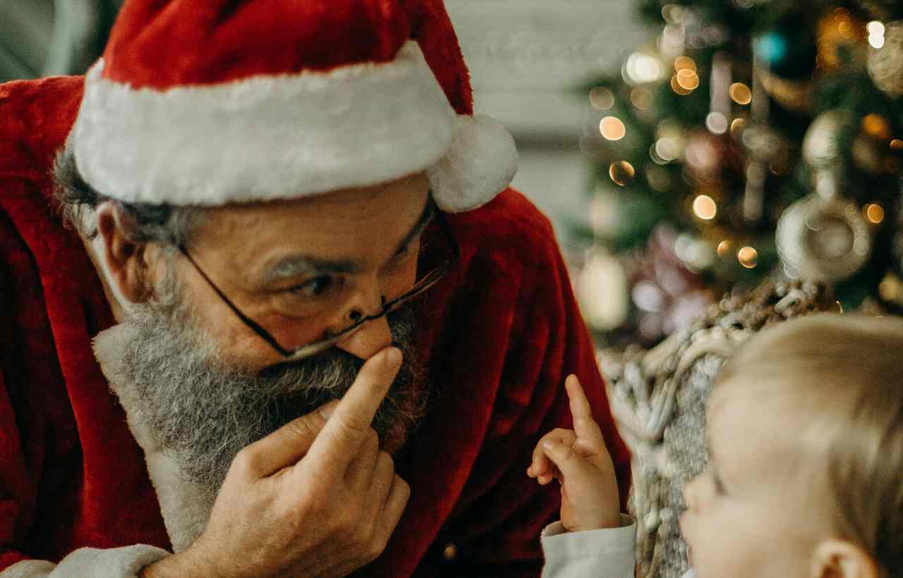 Dal 30 novembre 2025 il castello diventa teatro del Natale: parate, neve artificiale e Babbo Natale nel cuore del Salento