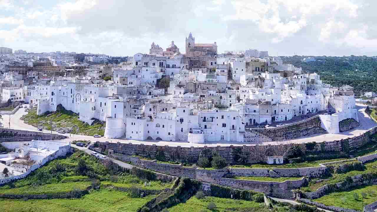 Tutti la chiamano la “città bianca”: saliscendi tra vicoli e cattedrale imperdibile prima di Natale | Il borgo pugliese da vedere sicuramente