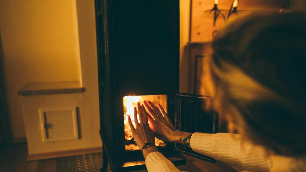 Stufe e camini, inverno ad alto rischio | Se fai così scoppia l’incendio in casa: il consiglio dei Vigili del Fuoco ti salva la vita