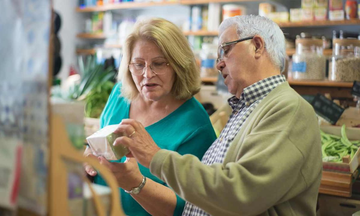 Due anziani fanno la spesa