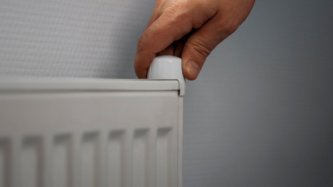 Termosifoni che non riscaldano? Stai sbagliando tutto | Devi impostare la valvola così: se non lo fai sprechi soldi e senti freddo