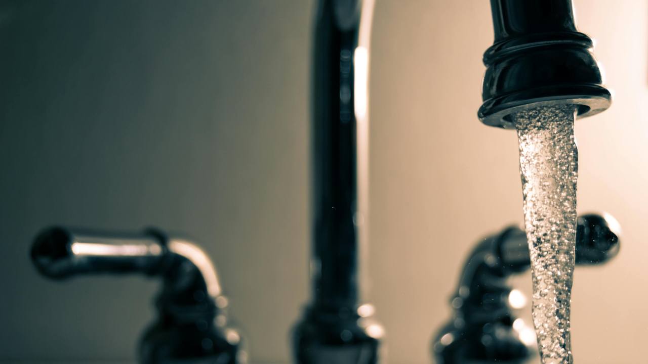 Sconto idrico: si possono ottenere 50 litri di acqua al giorno gratis in bolletta per le famiglie | Se non aggiorni l’ISEE sei spacciato