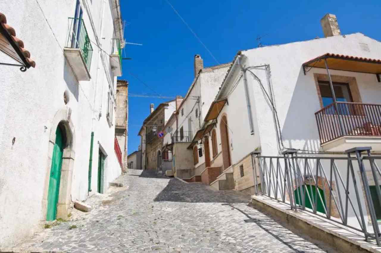 Un presepe di pietra tra i monti Dauni | Tra i borghi più belli d’Italia spicca questa meraviglia tutta Pugliese: a Natale è una chicca