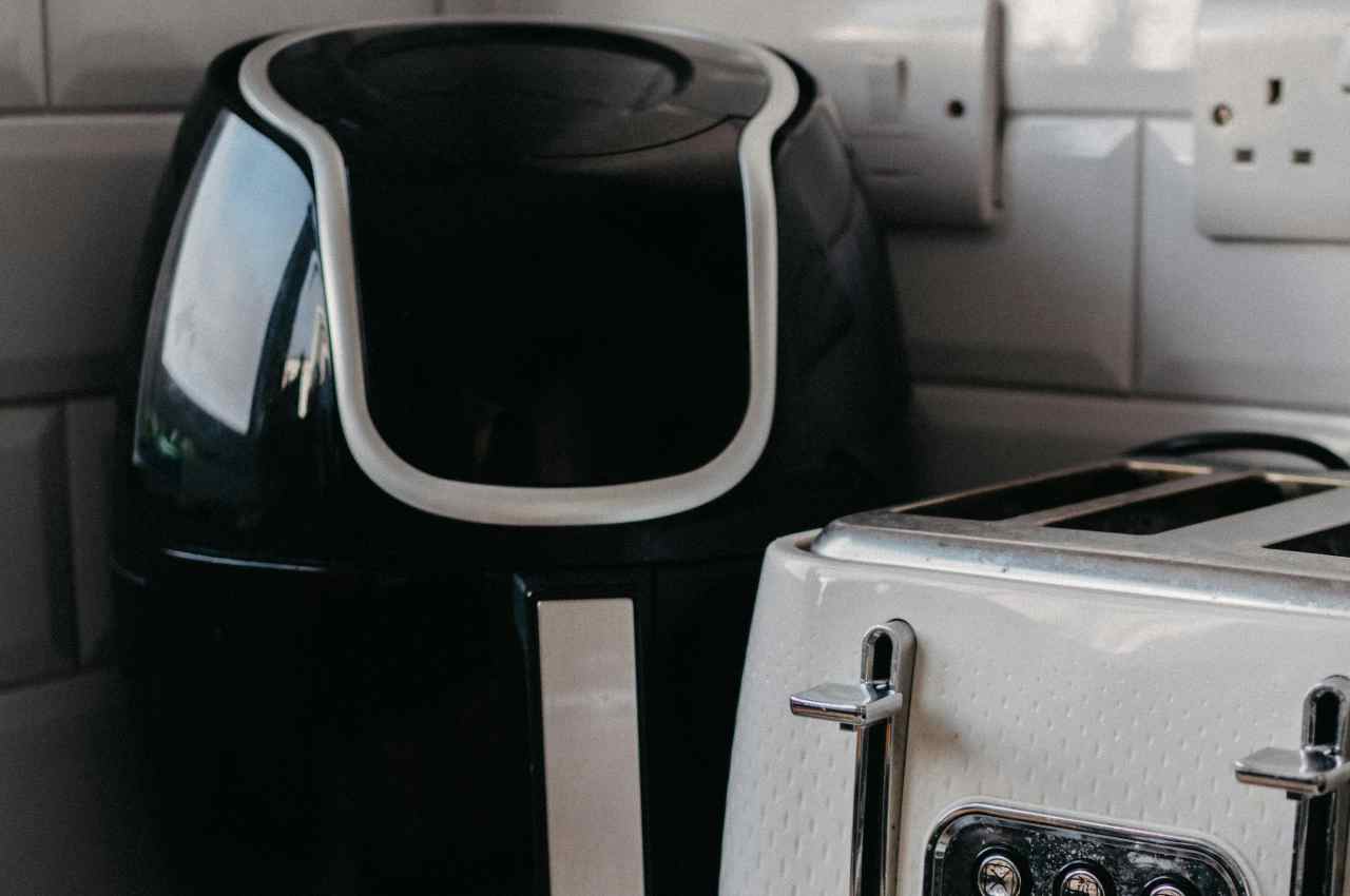 Addio friggitrice ad aria | Nel 2026 arriva l’alternativa che costa meno e che cucina meglio: sorride la salute (e la bolletta)