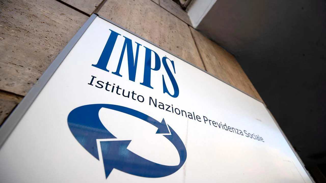Bonifico a sorpresa dell’INPS: il 15 dicembre ti mandano 480€ più gli arretrati | L’accredito che ti salva il Natale
