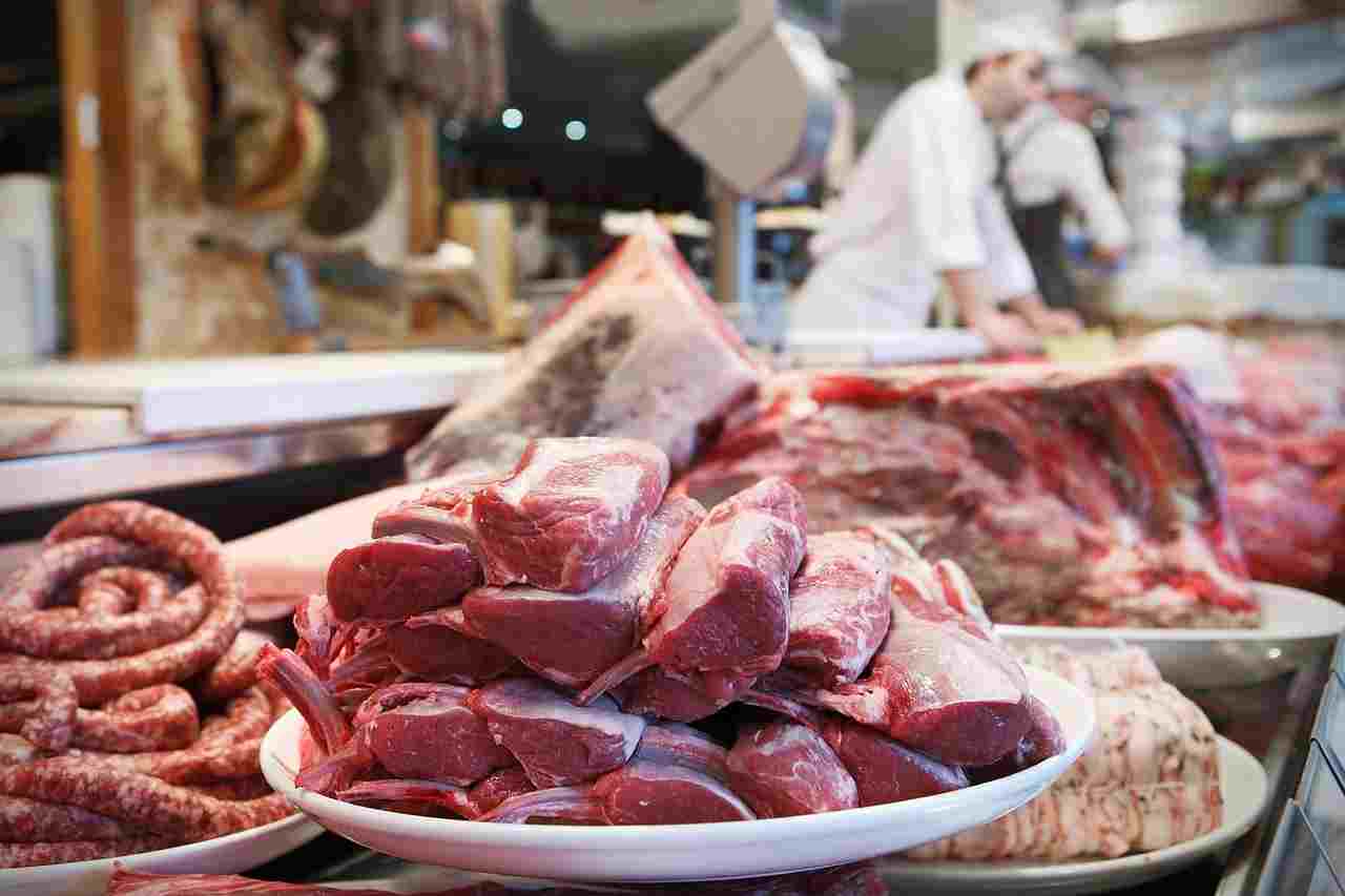 Eurospin e la provenienza della carne: l’etichetta svela il mistero che dura ormai da 10 anni | Ecco perché costa così poco
