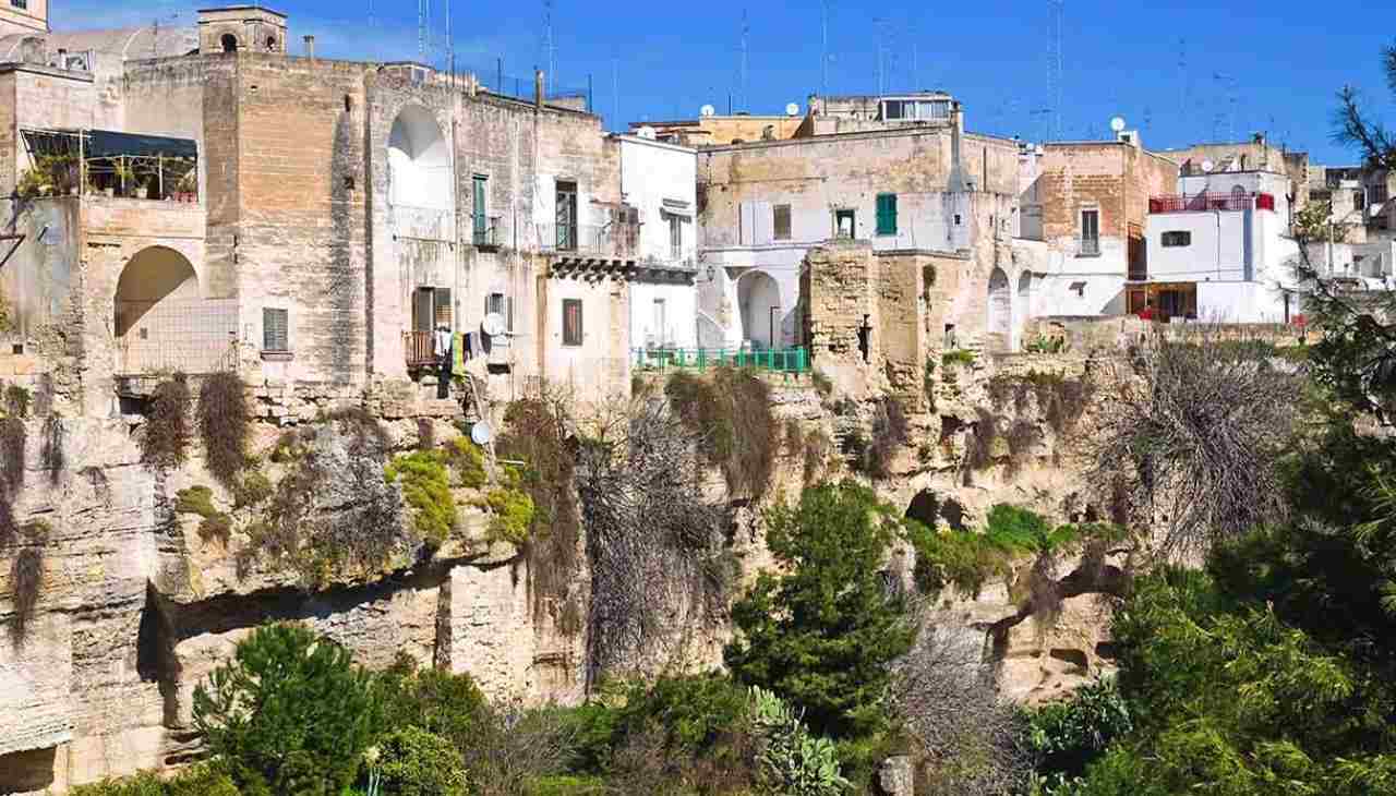 Pasolini la definì “La città della bellezza assoluta” | Questa gemma della Puglia è uno spettacolo scolpito in pietra: uno spettacolo per tutte le stagioni
