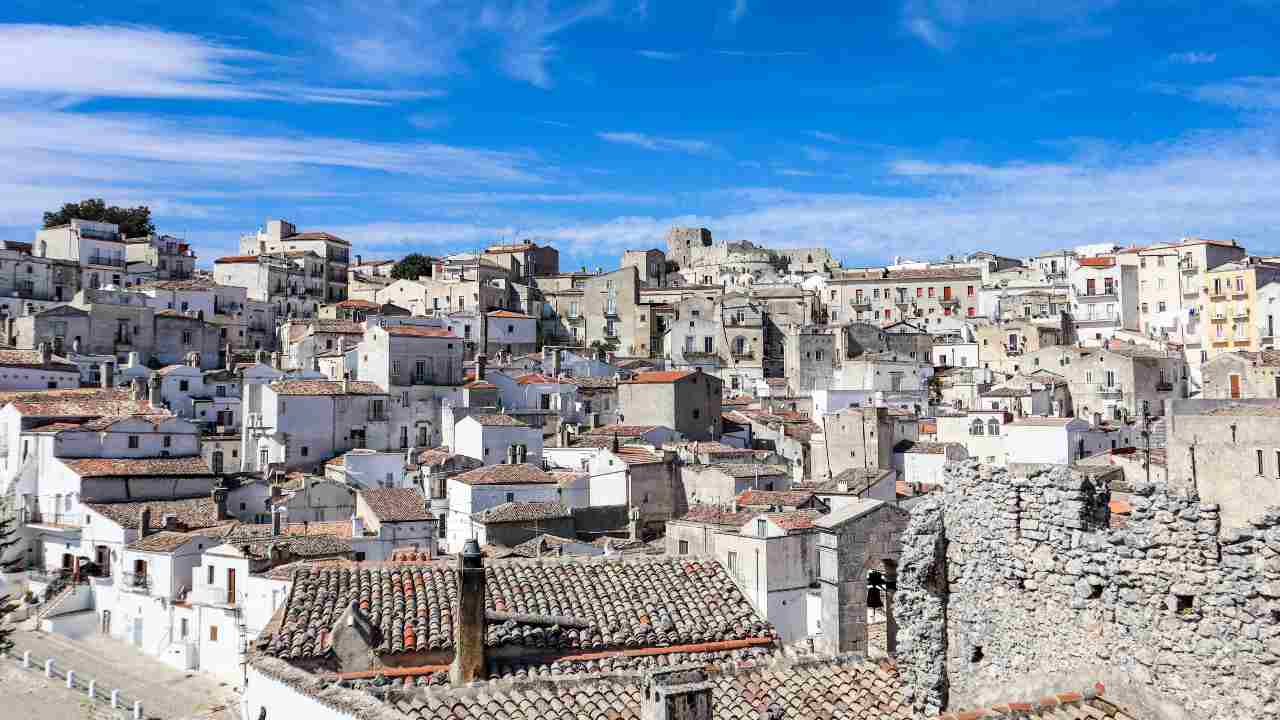 Tra Mistica e Storia, il Cuore Pulsante del Gargano è tutto in questo Borgo | Patrimonio dell’umanità Unesco: la Puglia vanta questa eccellenza